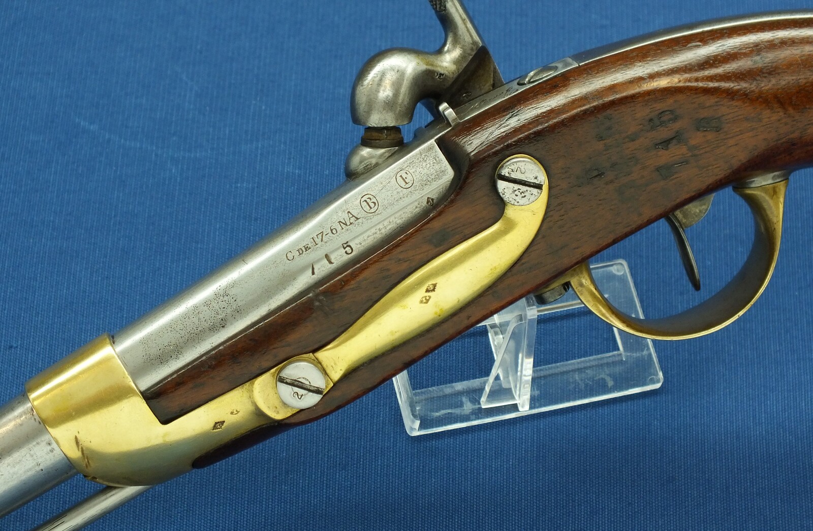 An antique French Cavalry Model 1822 T-Bis Percussion Pistol. Caliber 17,7mm, length 36cm. In very good condition. Price 1.050 euro.