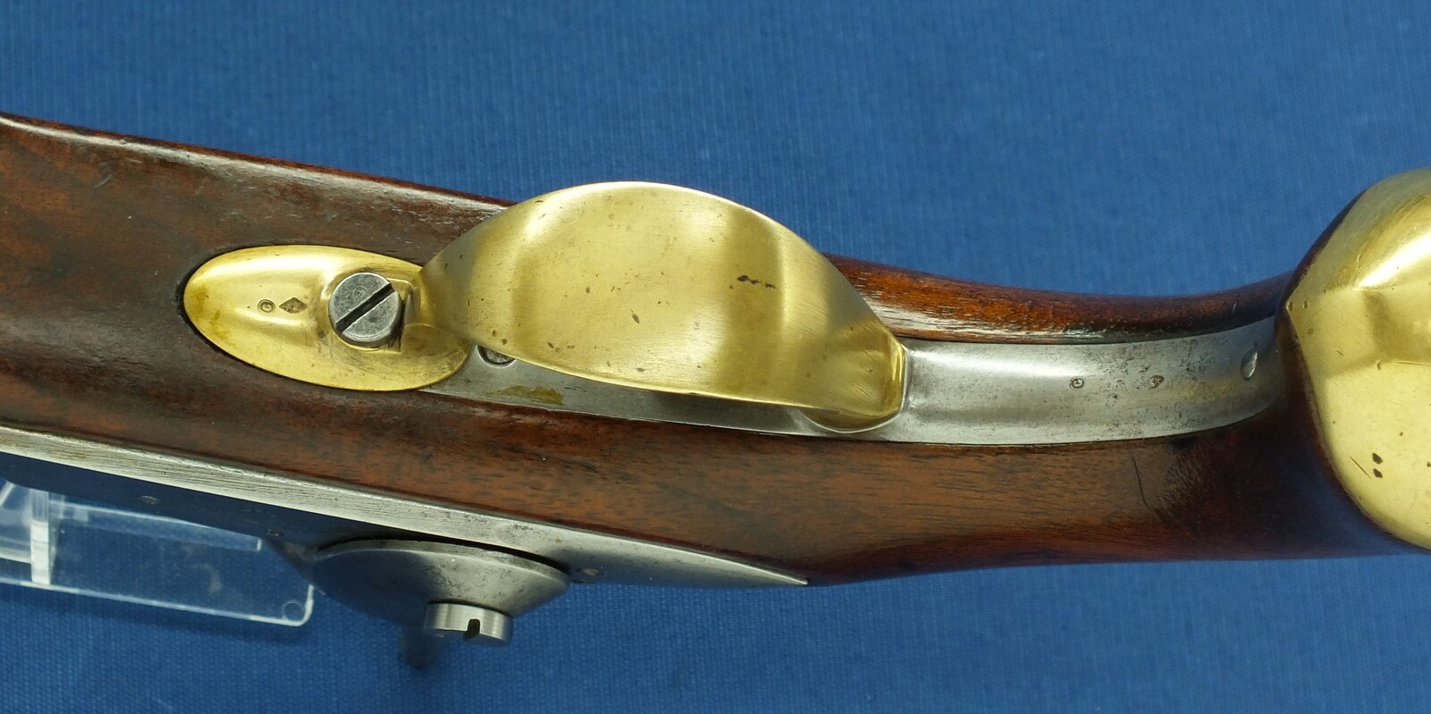 An antique French Cavalry Model 1822 T-Bis Percussion Pistol. Caliber 17,7mm, length 36cm. In very good condition. Price 1.050 euro.