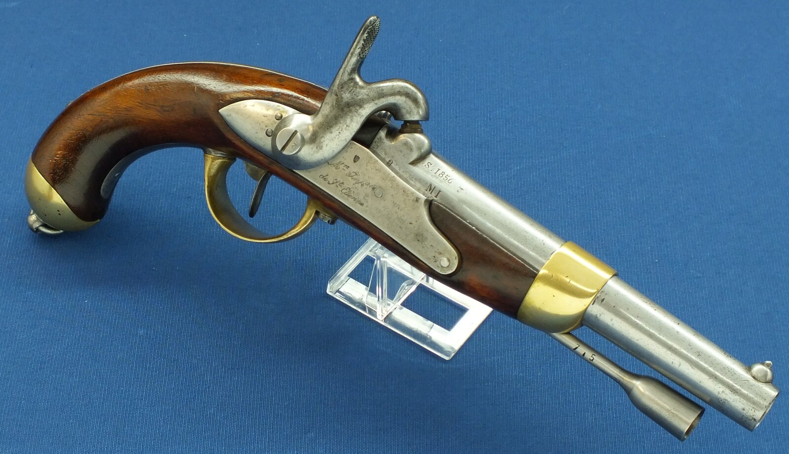 An antique French Cavalry Model 1822 T-Bis Percussion Pistol. Caliber 17,7mm, length 36cm. In very good condition. Price 1.050 euro.