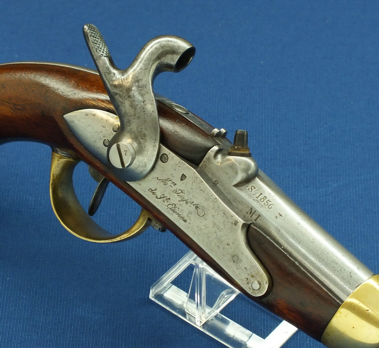 An antique French Cavalry Model 1822 T-Bis Percussion Pistol. Caliber 17,7mm, length 36cm. In very good condition. Price 1.050 euro.