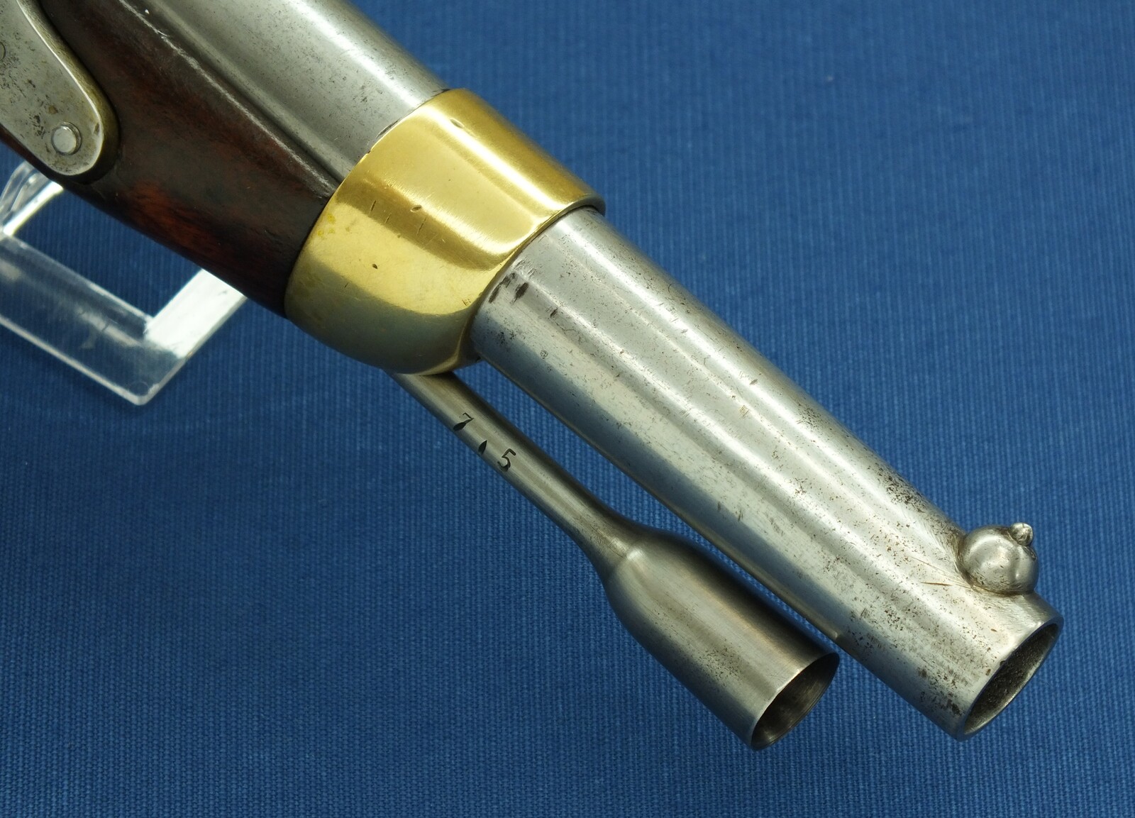 An antique French Cavalry Model 1822 T-Bis Percussion Pistol. Caliber 17,7mm, length 36cm. In very good condition. Price 1.050 euro.