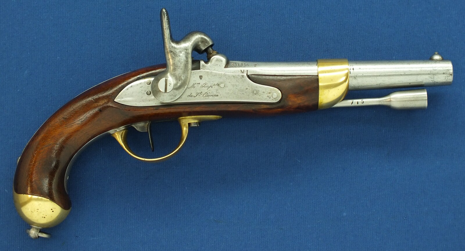 An antique French Cavalry Model 1822 T-Bis Percussion Pistol. Caliber 17,7mm, length 36cm. In very good condition. Price 1.050 euro.