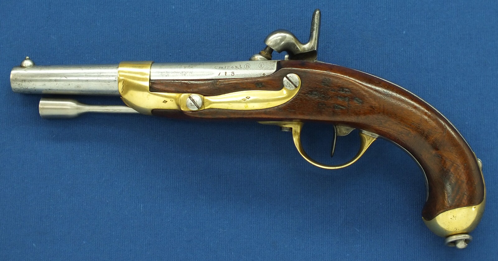 An antique French Cavalry Model 1822 T-Bis Percussion Pistol. Caliber 17,7mm, length 36cm. In very good condition. Price 1.050 euro.