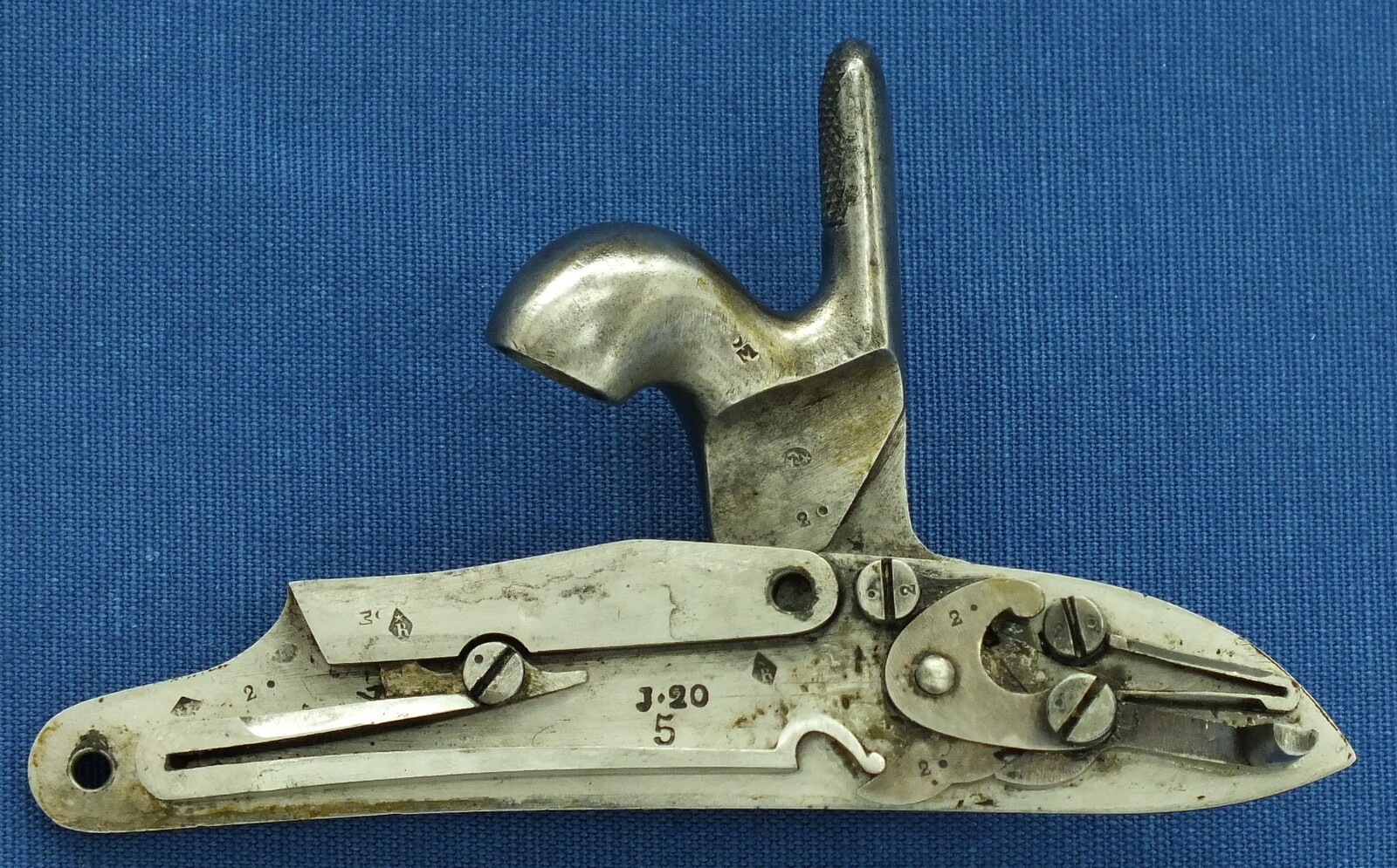 An antique French Cavalry Model 1822 T-Bis Percussion Pistol. Caliber 17,7mm, length 36cm. In very good condition. Price 1.050 euro.