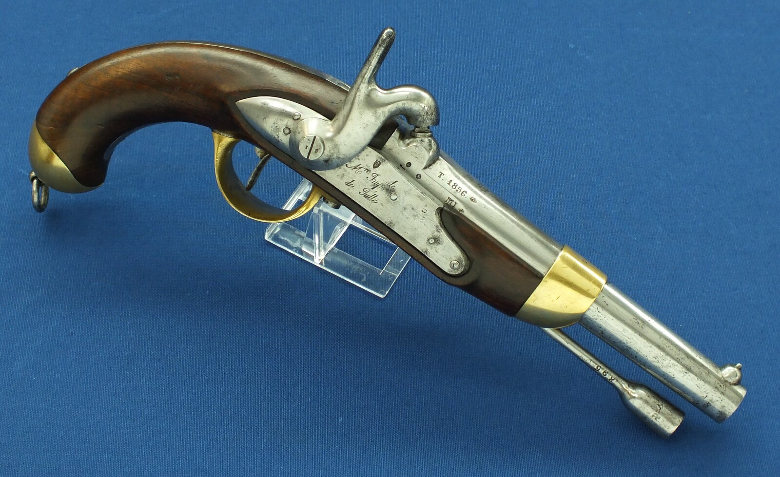 An antique  French Cavalry Model 1822 T-Bis Percussion Pistol. Caliber 17,7mm, length 36cm. In very good condition. Price 1.150 euro.