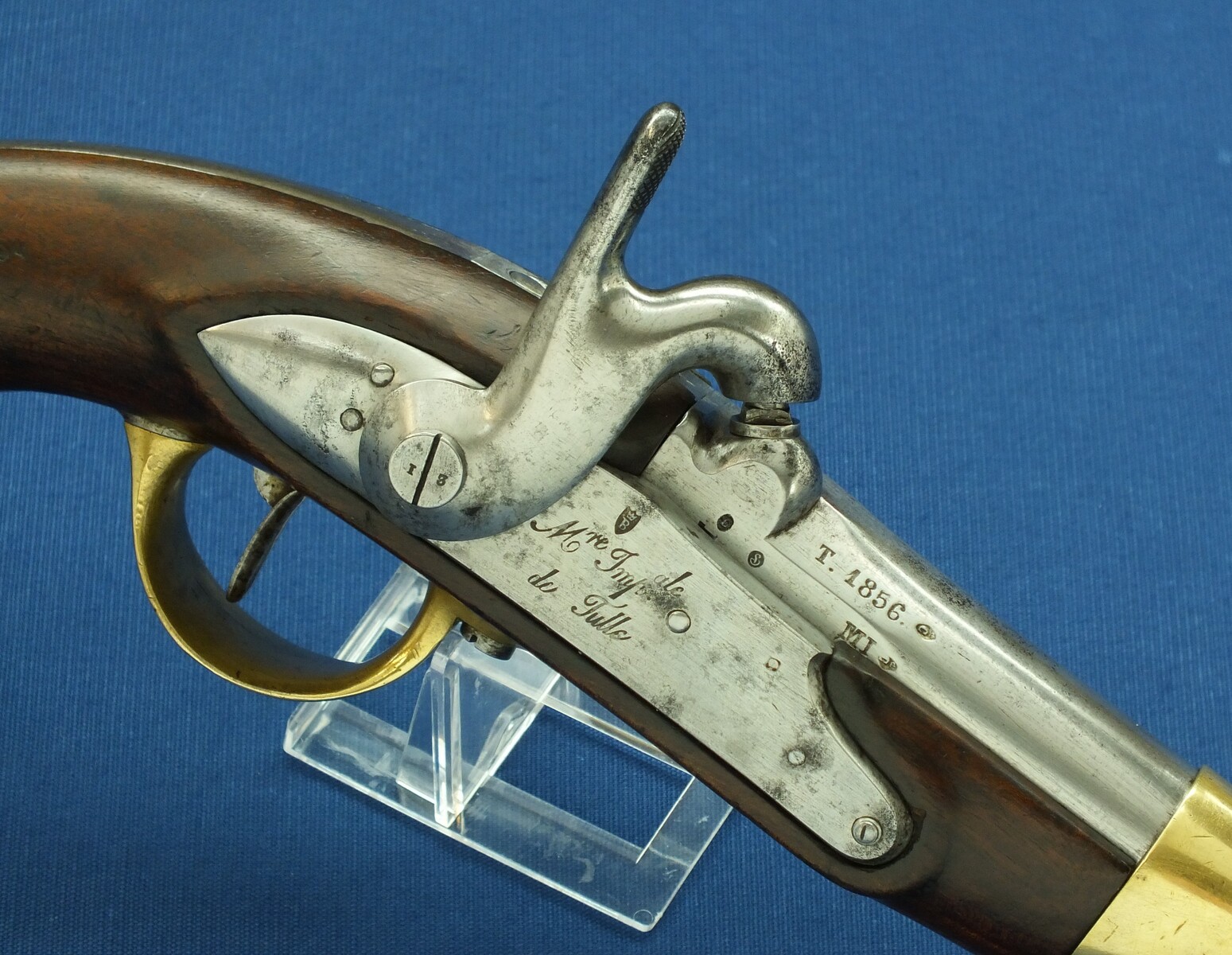 An antique  French Cavalry Model 1822 T-Bis Percussion Pistol. Caliber 17,7mm, length 36cm. In very good condition. Price 1.150 euro.