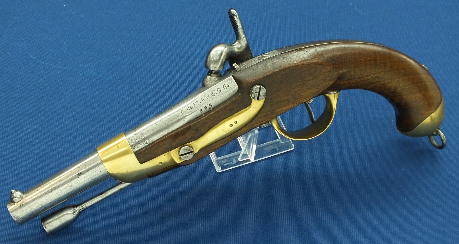 An antique  French Cavalry Model 1822 T-Bis Percussion Pistol. Caliber 17,7mm, length 36cm. In very good condition. Price 1.150 euro.