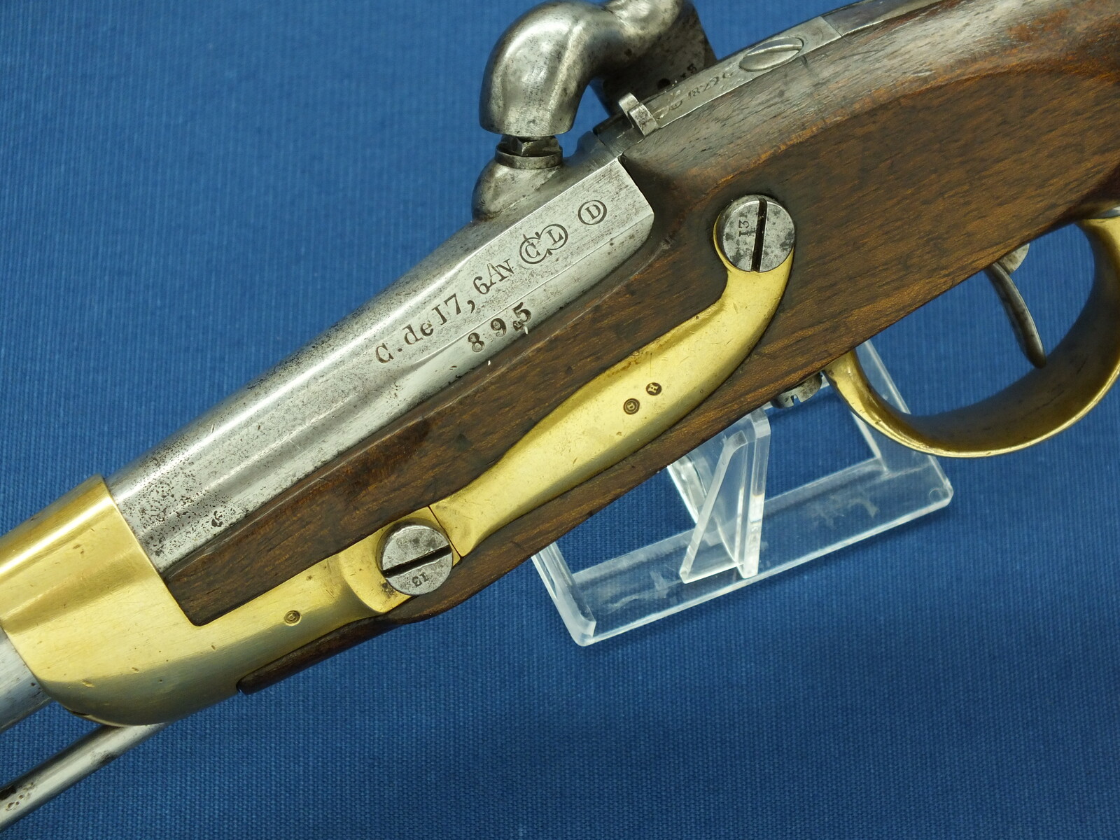 An antique  French Cavalry Model 1822 T-Bis Percussion Pistol. Caliber 17,7mm, length 36cm. In very good condition. Price 1.150 euro.