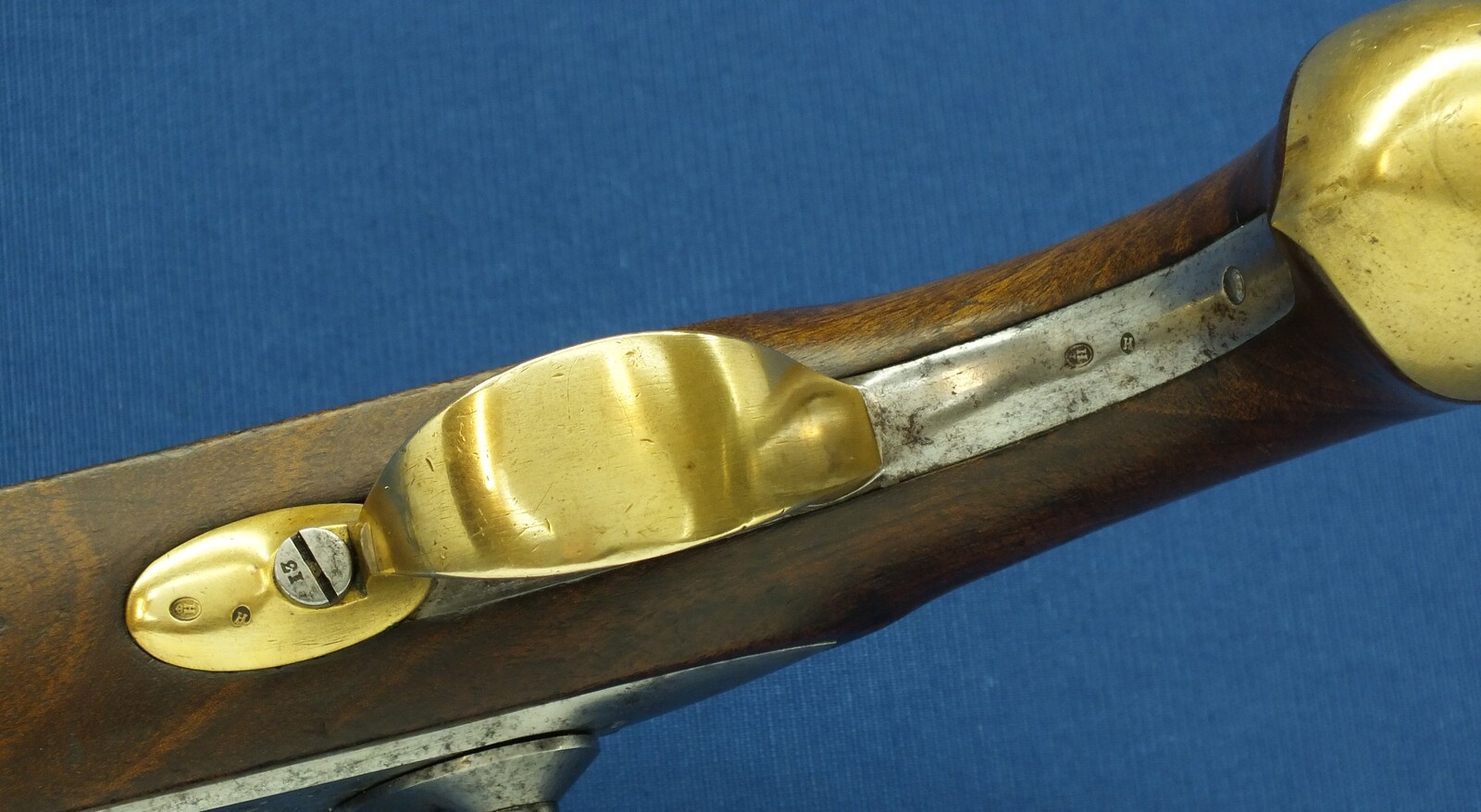 An antique  French Cavalry Model 1822 T-Bis Percussion Pistol. Caliber 17,7mm, length 36cm. In very good condition. Price 1.150 euro.