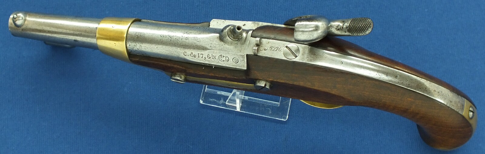 An antique  French Cavalry Model 1822 T-Bis Percussion Pistol. Caliber 17,7mm, length 36cm. In very good condition. Price 1.150 euro.