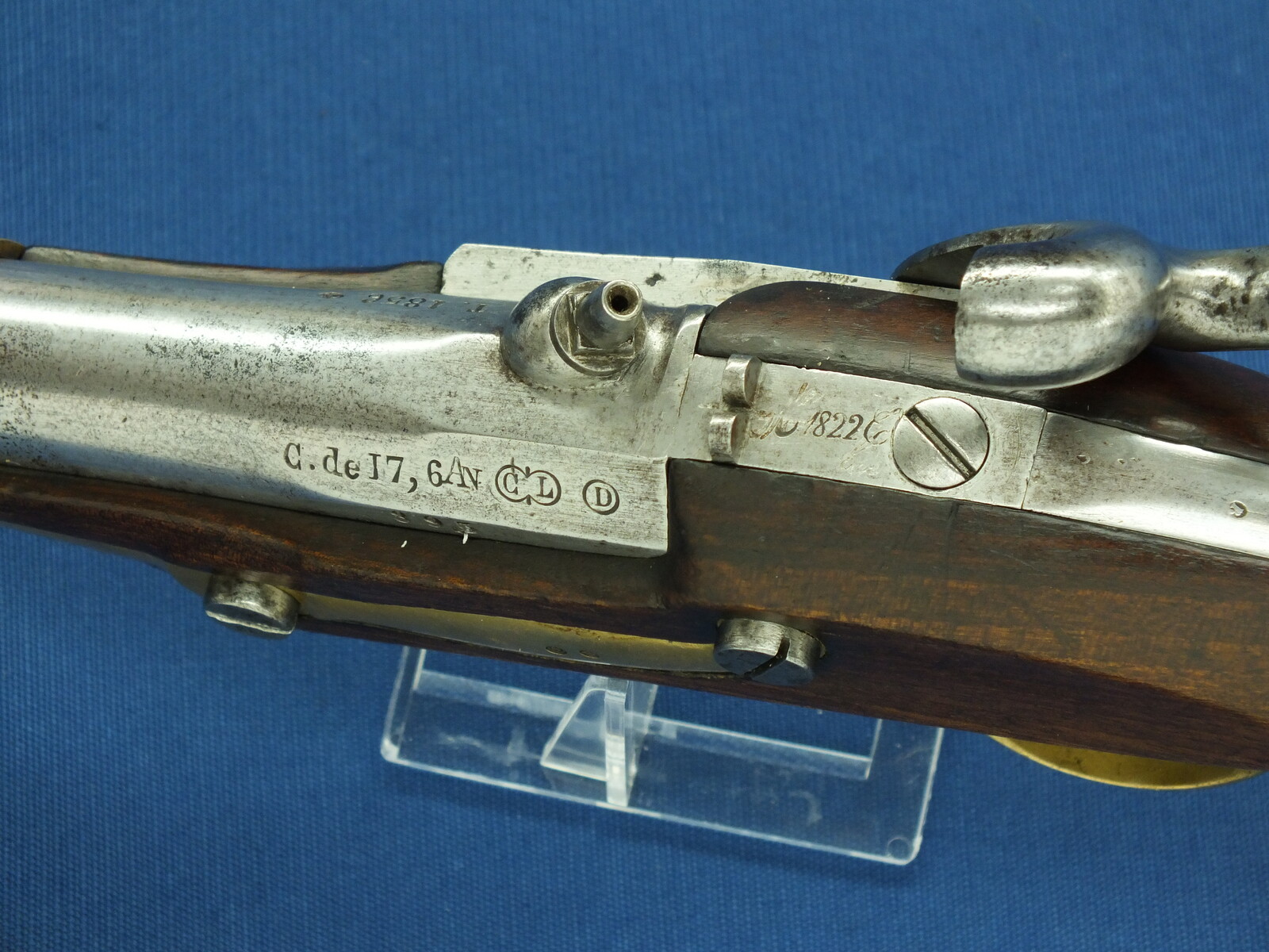 An antique  French Cavalry Model 1822 T-Bis Percussion Pistol. Caliber 17,7mm, length 36cm. In very good condition. Price 1.150 euro.