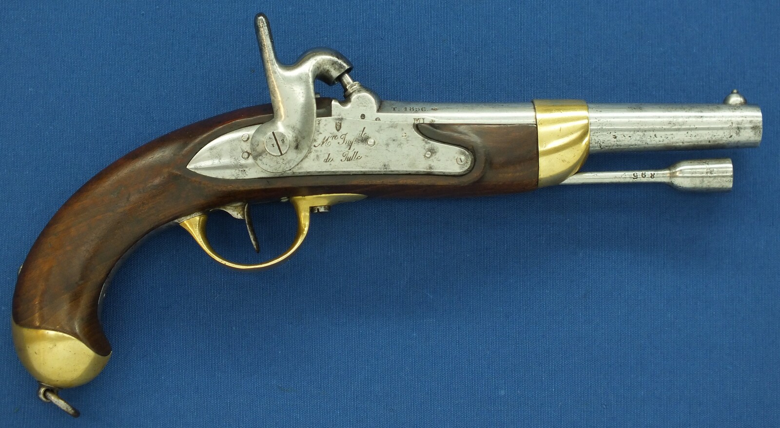 An antique  French Cavalry Model 1822 T-Bis Percussion Pistol. Caliber 17,7mm, length 36cm. In very good condition. Price 1.150 euro.