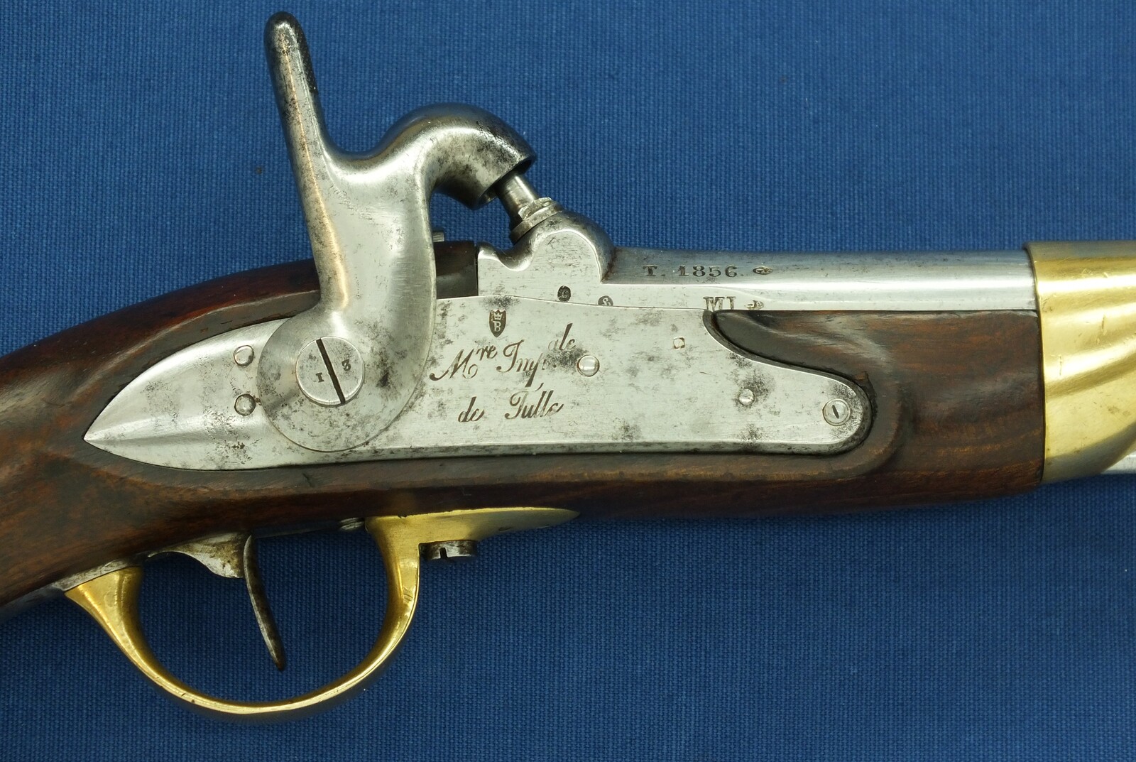 An antique  French Cavalry Model 1822 T-Bis Percussion Pistol. Caliber 17,7mm, length 36cm. In very good condition. Price 1.150 euro.
