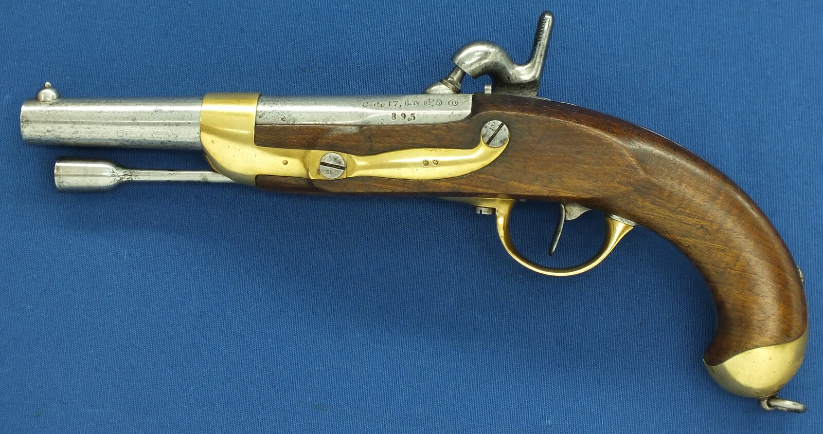 An antique  French Cavalry Model 1822 T-Bis Percussion Pistol. Caliber 17,7mm, length 36cm. In very good condition. Price 1.150 euro.