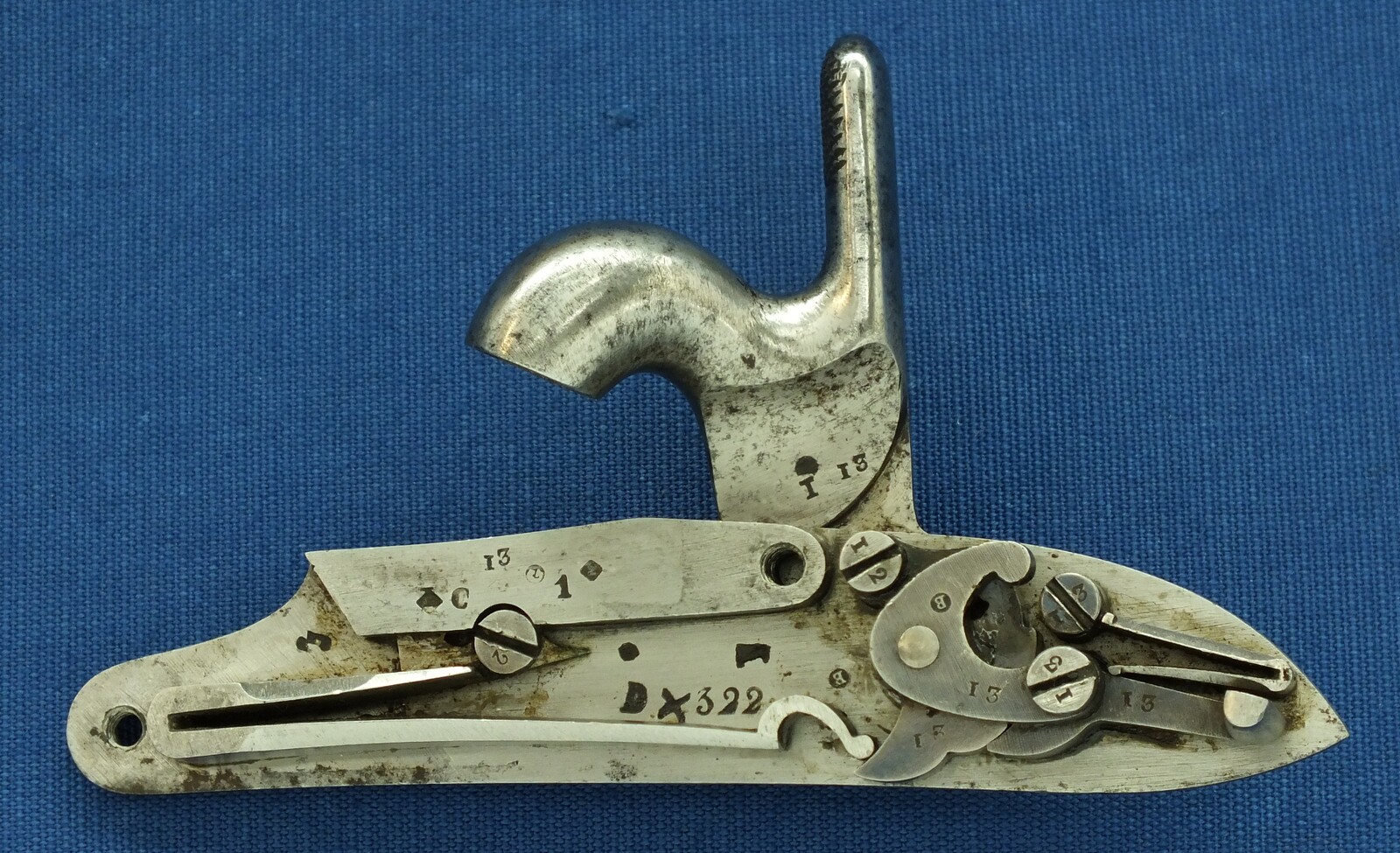 An antique  French Cavalry Model 1822 T-Bis Percussion Pistol. Caliber 17,7mm, length 36cm. In very good condition. Price 1.150 euro.