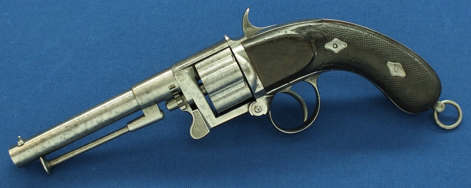An antique French Devisme Model 1859 6 shot Revolver. Caliber 11mm Centerfire. Length 32cm. In good/very good condition. Price 1.350 euro.