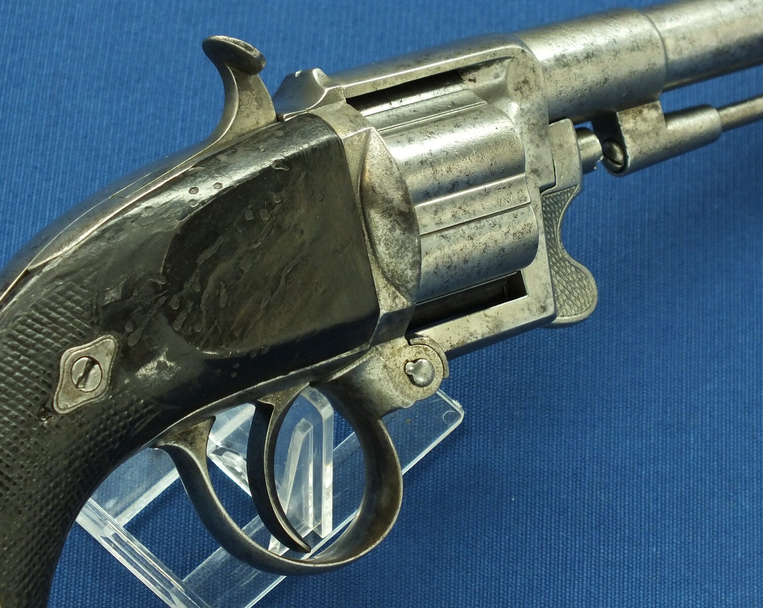An antique French Devisme Model 1859 6 shot Revolver. Caliber 11mm Centerfire. Length 32cm. In good/very good condition. Price 1.350 euro.