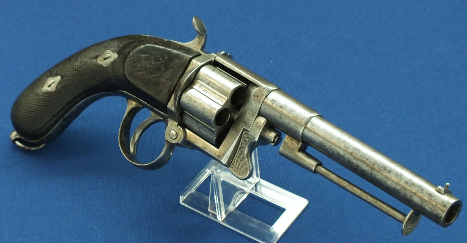 An antique French Devisme Model 1859 6 shot Revolver. Caliber 11mm Centerfire. Length 32cm. In good/very good condition. Price 1.350 euro.