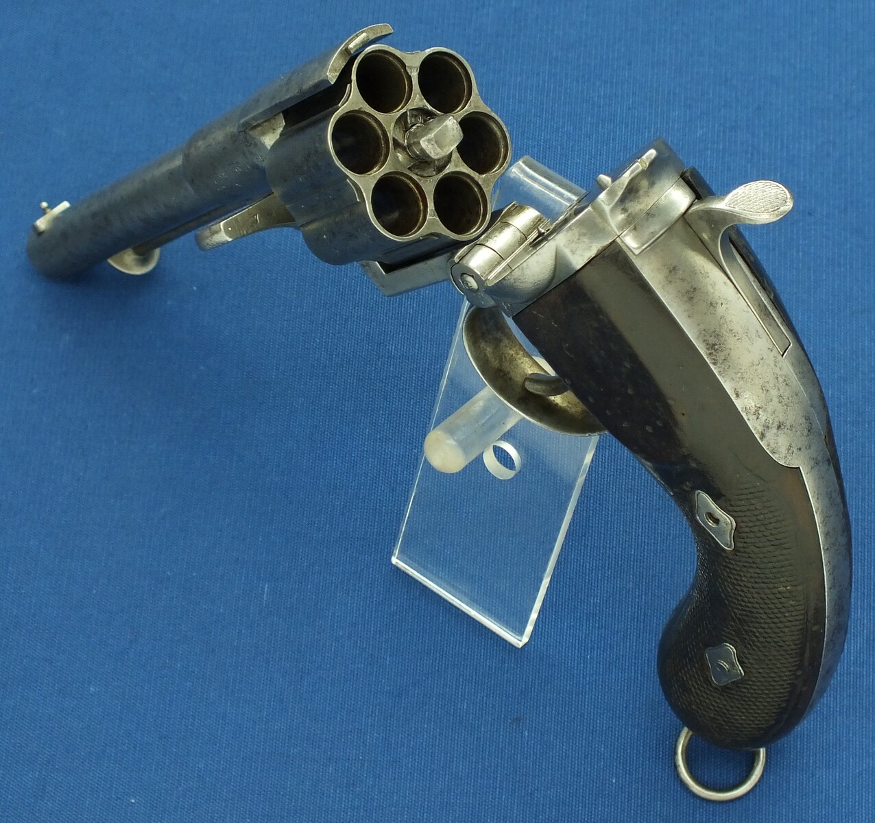 An antique French Devisme Model 1859 6 shot Revolver. Caliber 11mm Centerfire. Length 32cm. In good/very good condition. Price 1.350 euro.