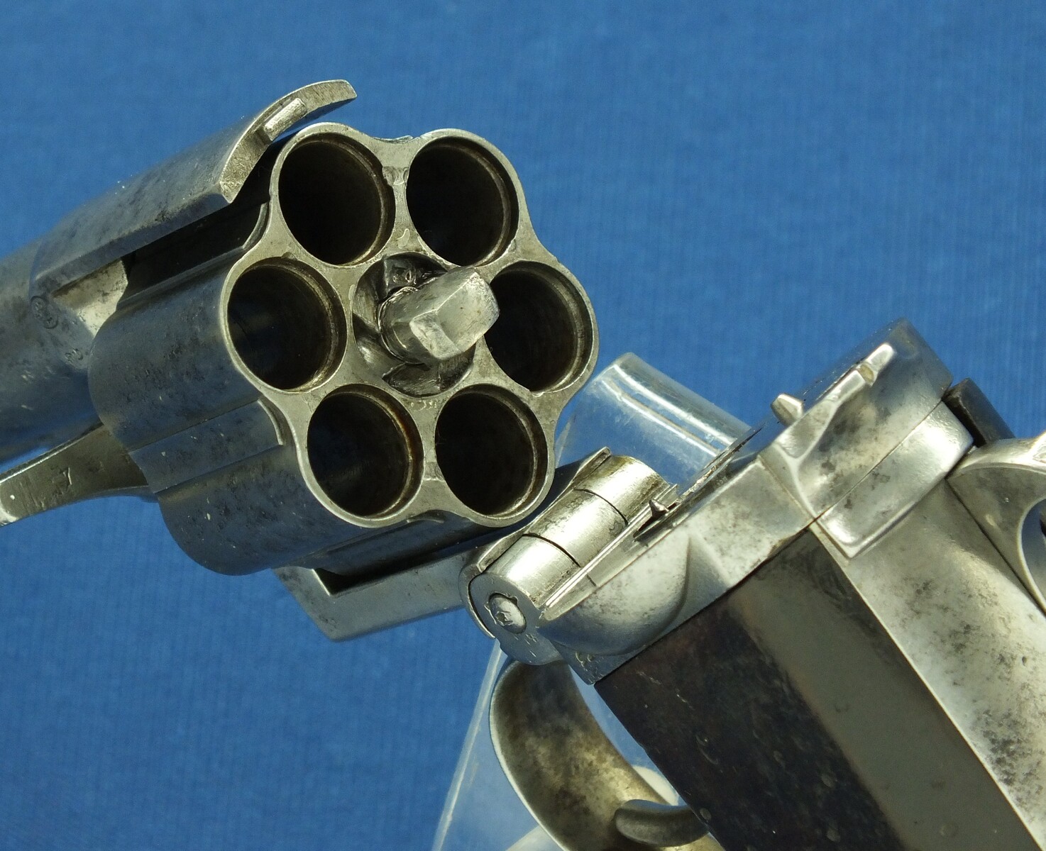 An antique French Devisme Model 1859 6 shot Revolver. Caliber 11mm Centerfire. Length 32cm. In good/very good condition. Price 1.350 euro.