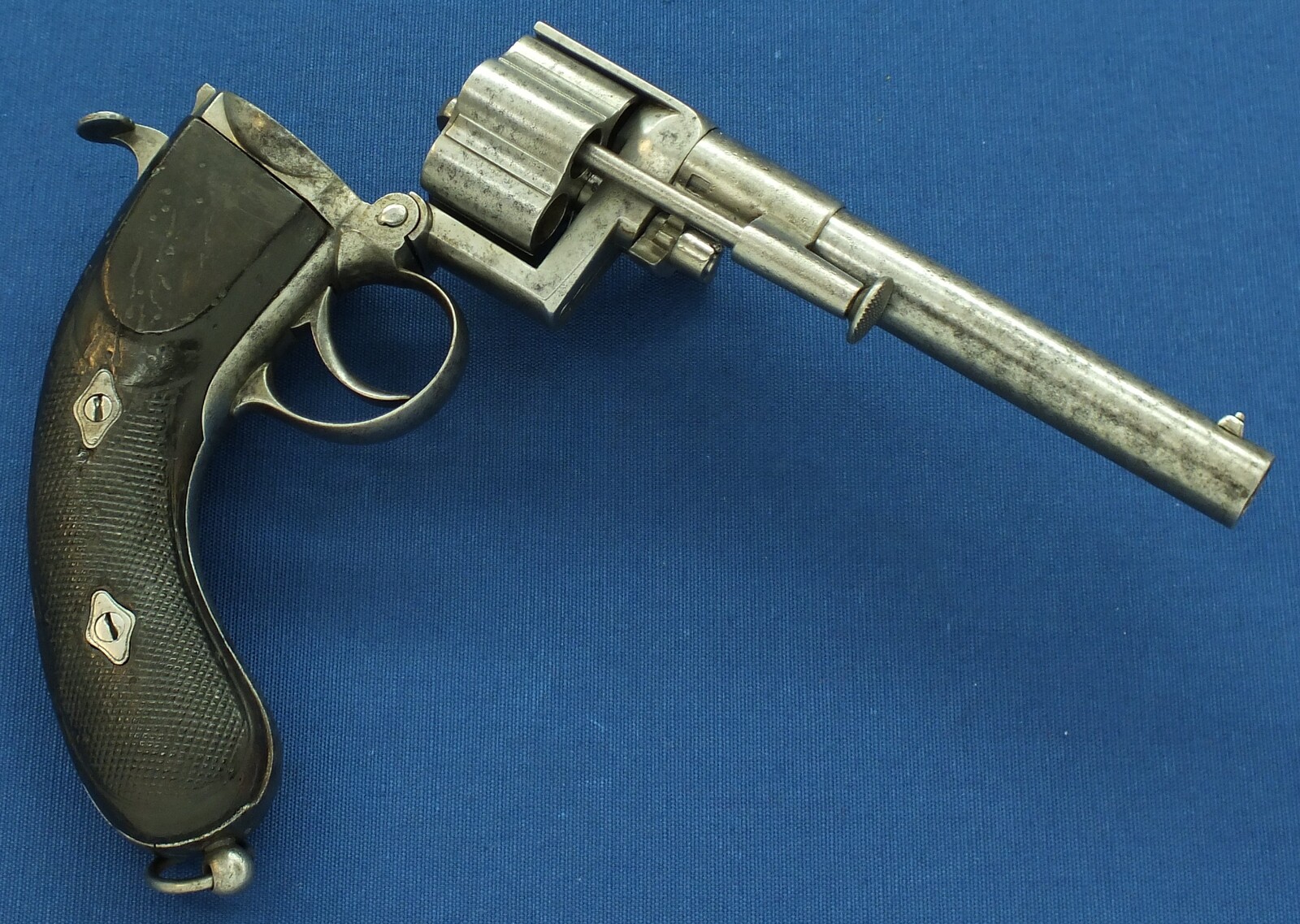 An antique French Devisme Model 1859 6 shot Revolver. Caliber 11mm Centerfire. Length 32cm. In good/very good condition. Price 1.350 euro.