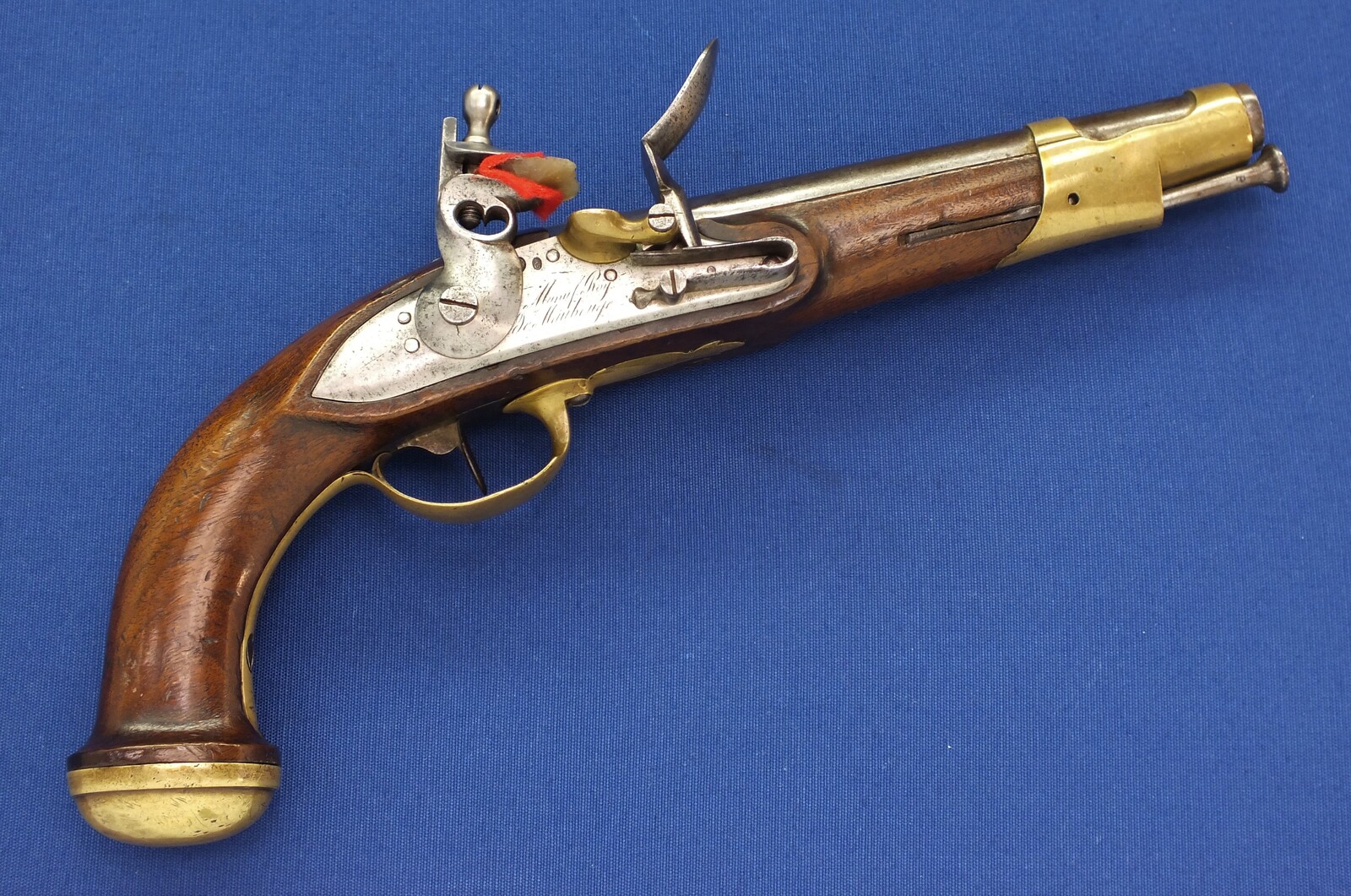 An antique French Military Flintlock Pistol Model 1816 Gardes du Corps de Roi, Second Model, signed Manf. Royal de Maubeuge, caliber 17 mm, length 37 cm, in very good condition. Price 3.500 euro