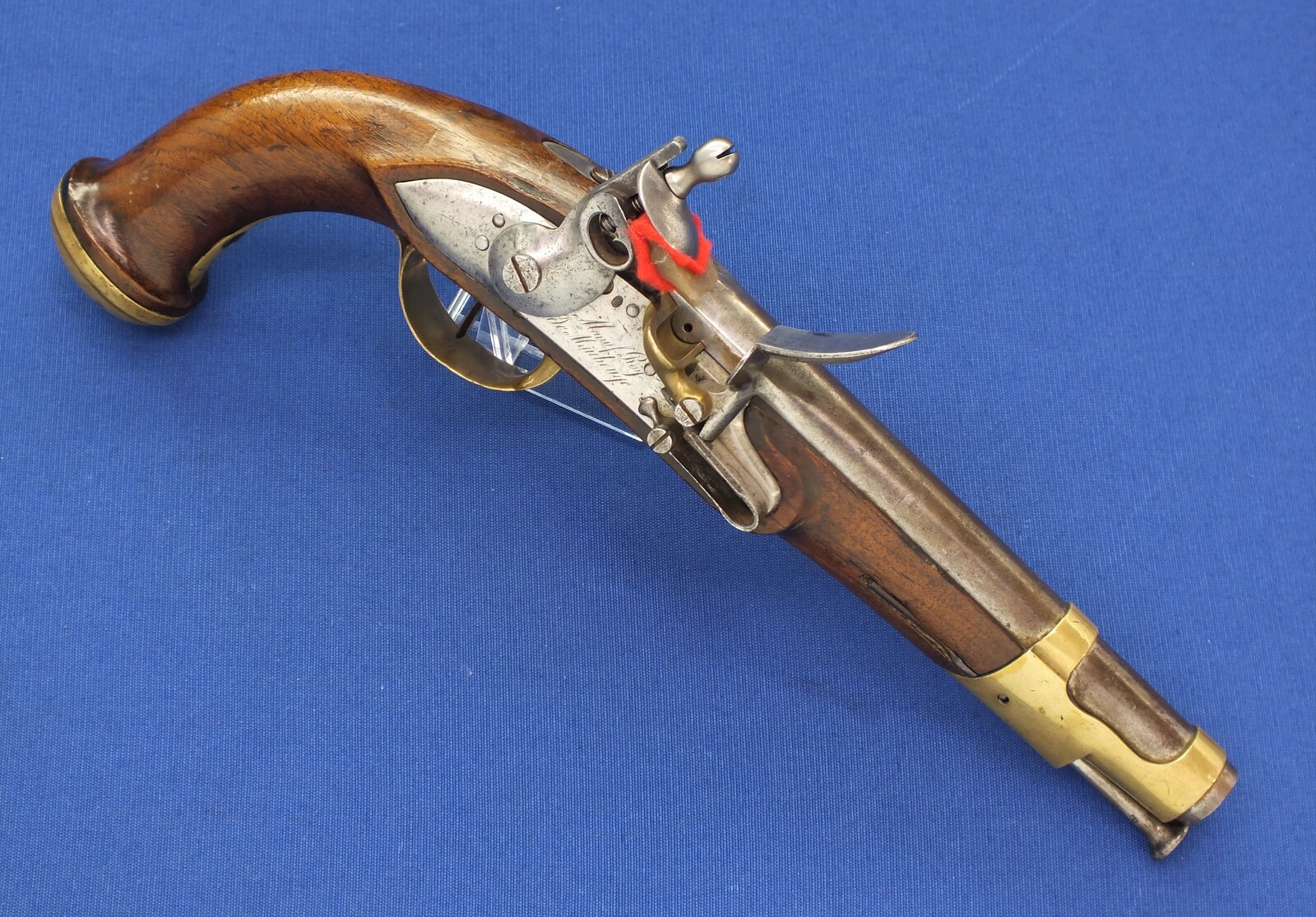 An antique French Military Flintlock Pistol Model 1816 Gardes du Corps de Roi, Second Model, signed Manf. Royal de Maubeuge, caliber 17 mm, length 37 cm, in very good condition. Price 3.500 euro