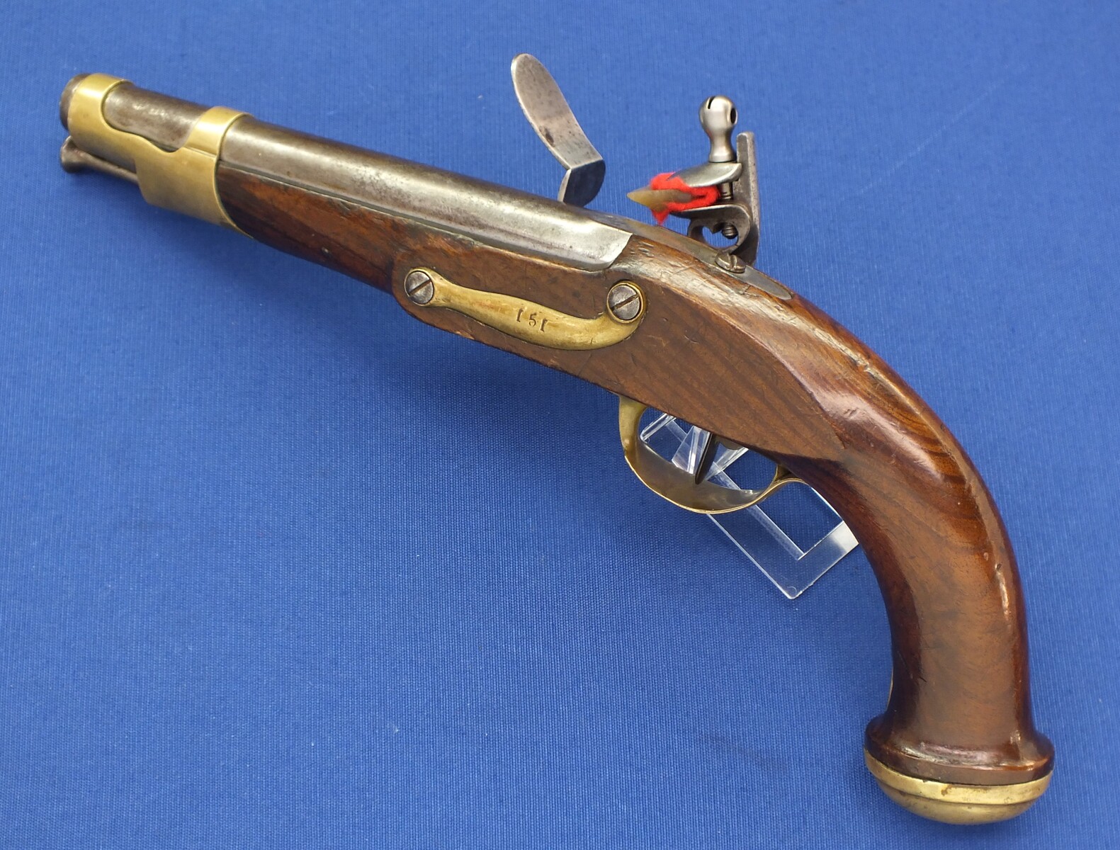 An antique French Military Flintlock Pistol Model 1816 Gardes du Corps de Roi, Second Model, signed Manf. Royal de Maubeuge, caliber 17 mm, length 37 cm, in very good condition. Price 3.500 euro