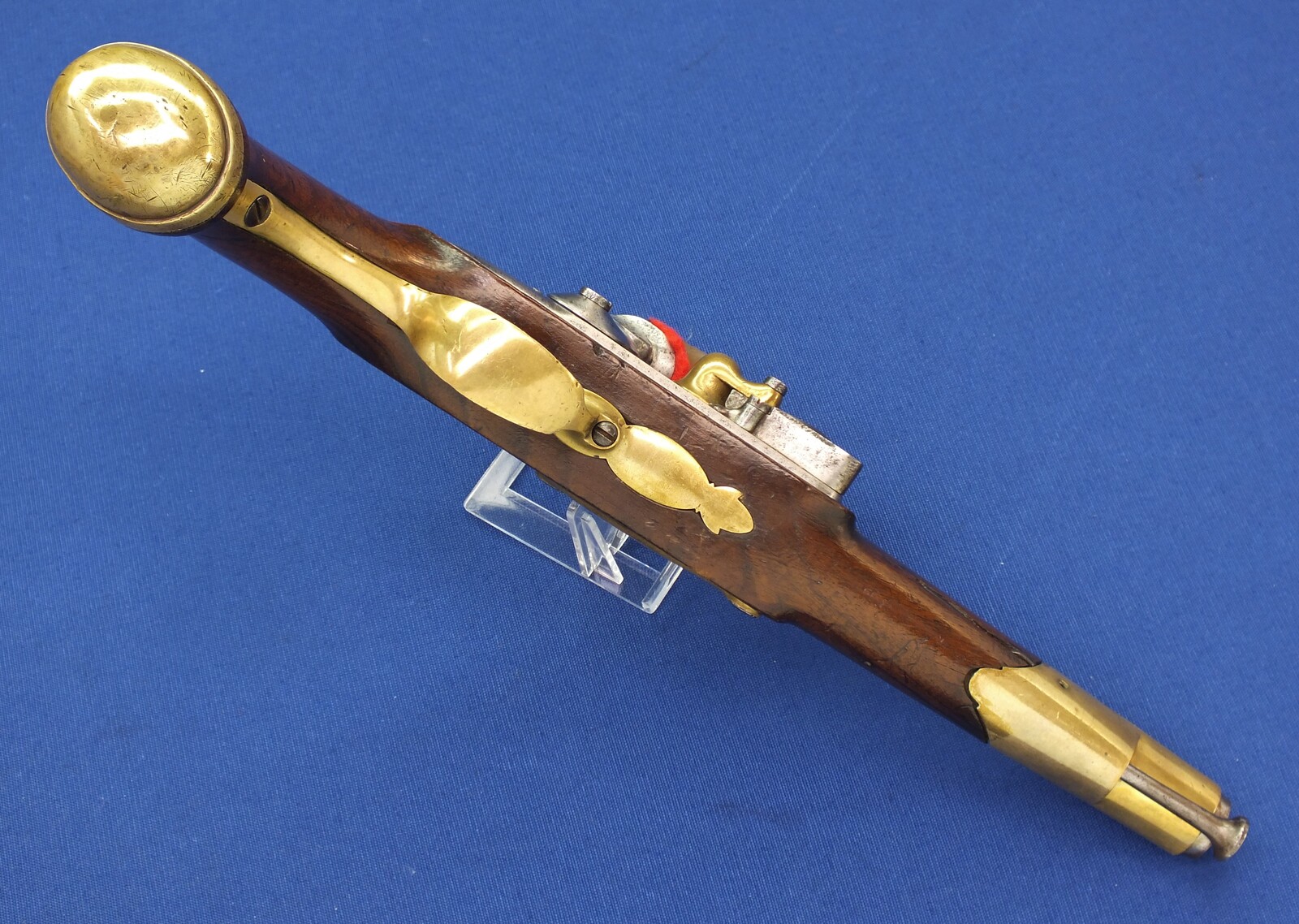 An antique French Military Flintlock Pistol Model 1816 Gardes du Corps de Roi, Second Model, signed Manf. Royal de Maubeuge, caliber 17 mm, length 37 cm, in very good condition. Price 3.500 euro