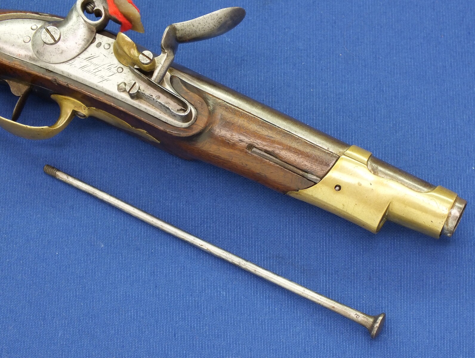 An antique French Military Flintlock Pistol Model 1816 Gardes du Corps de Roi, Second Model, signed Manf. Royal de Maubeuge, caliber 17 mm, length 37 cm, in very good condition. Price 3.500 euro