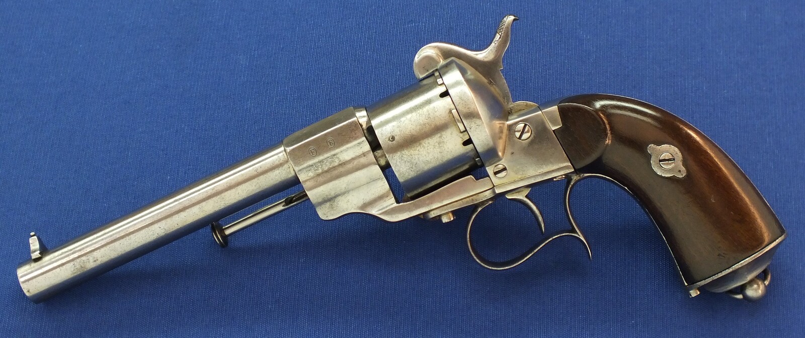 An antique French Military Lefaucheux Model 1854 6 shot 12mm Single Action Pinfire Revolver. Length 31,5cm. In very good condition. Price 1.750 euro.
