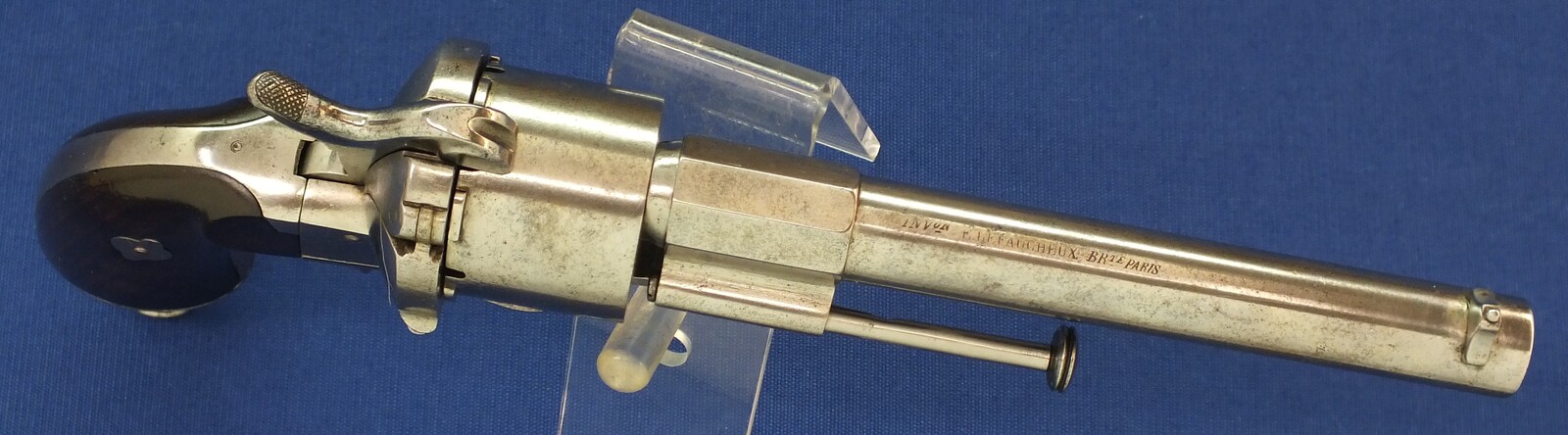 An antique French Military Lefaucheux Model 1854 6 shot 12mm Single Action Pinfire Revolver. Length 31,5cm. In very good condition. Price 1.750 euro.