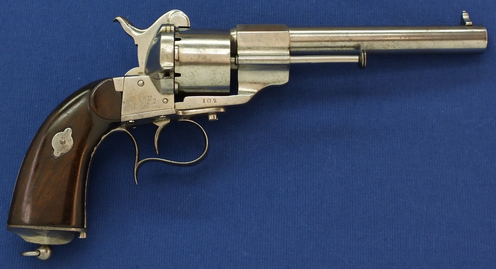 An antique French Military Lefaucheux Model 1854 6 shot 12mm Single Action Pinfire Revolver. Length 31,5cm. In very good condition. Price 1.750 euro.