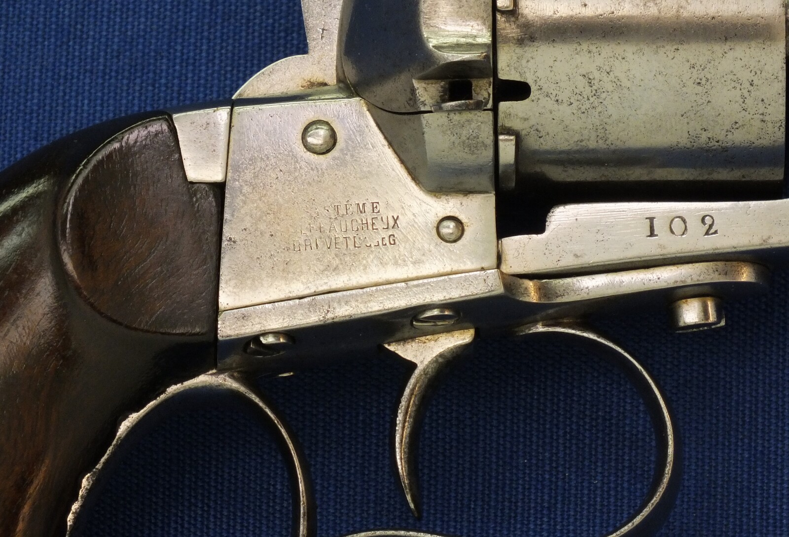 An antique French Military Lefaucheux Model 1854 6 shot 12mm Single Action Pinfire Revolver. Length 31,5cm. In very good condition. Price 1.750 euro.