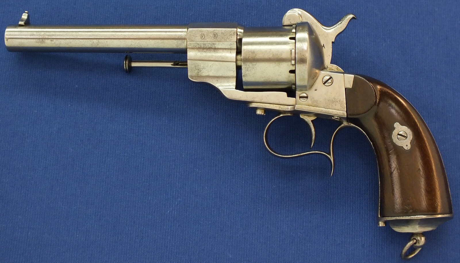 An antique French Military Lefaucheux Model 1854 6 shot 12mm Single Action Pinfire Revolver. Length 31,5cm. In very good condition. Price 1.750 euro.