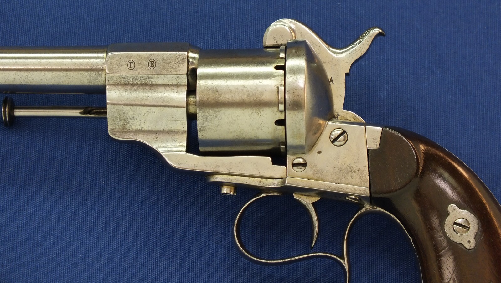 An antique French Military Lefaucheux Model 1854 6 shot 12mm Single Action Pinfire Revolver. Length 31,5cm. In very good condition. Price 1.750 euro.
