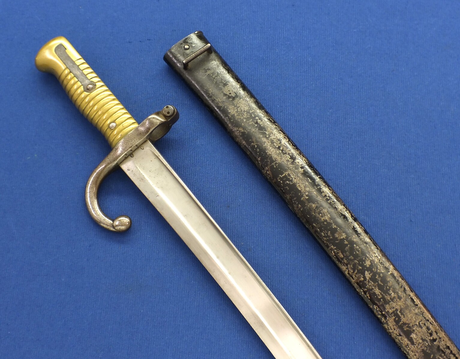 An antique French Model 1866 Chassepot Bayonet. St. Etienne March 18.., SN 58215 with matching numbered scabbard. Length 71cm. In very good condition. Price 275 euro