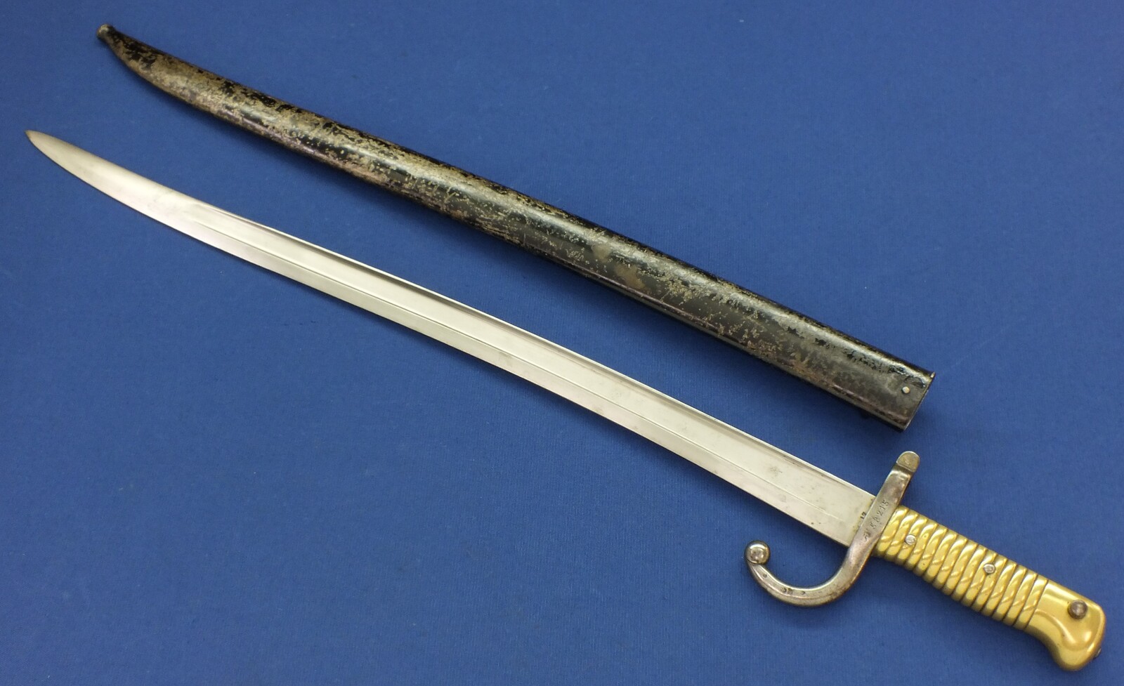 An antique French Model 1866 Chassepot Bayonet. St. Etienne March 18.., SN 58215 with matching numbered scabbard. Length 71cm. In very good condition. Price 275 euro