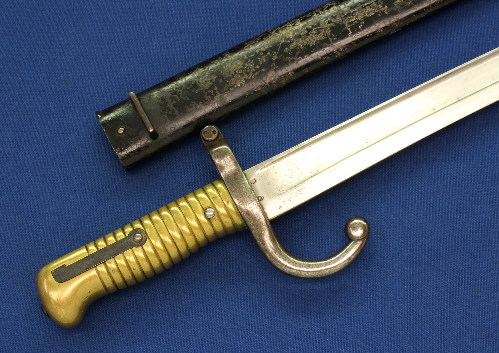 An antique French Model 1866 Chassepot Bayonet. St. Etienne March 18.., SN 58215 with matching numbered scabbard. Length 71cm. In very good condition. Price 275 euro