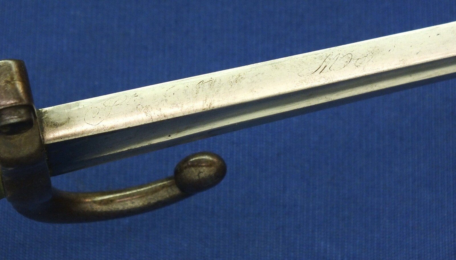 An antique French Model 1866 Chassepot Bayonet. St. Etienne March 18.., SN 58215 with matching numbered scabbard. Length 71cm. In very good condition. Price 275 euro