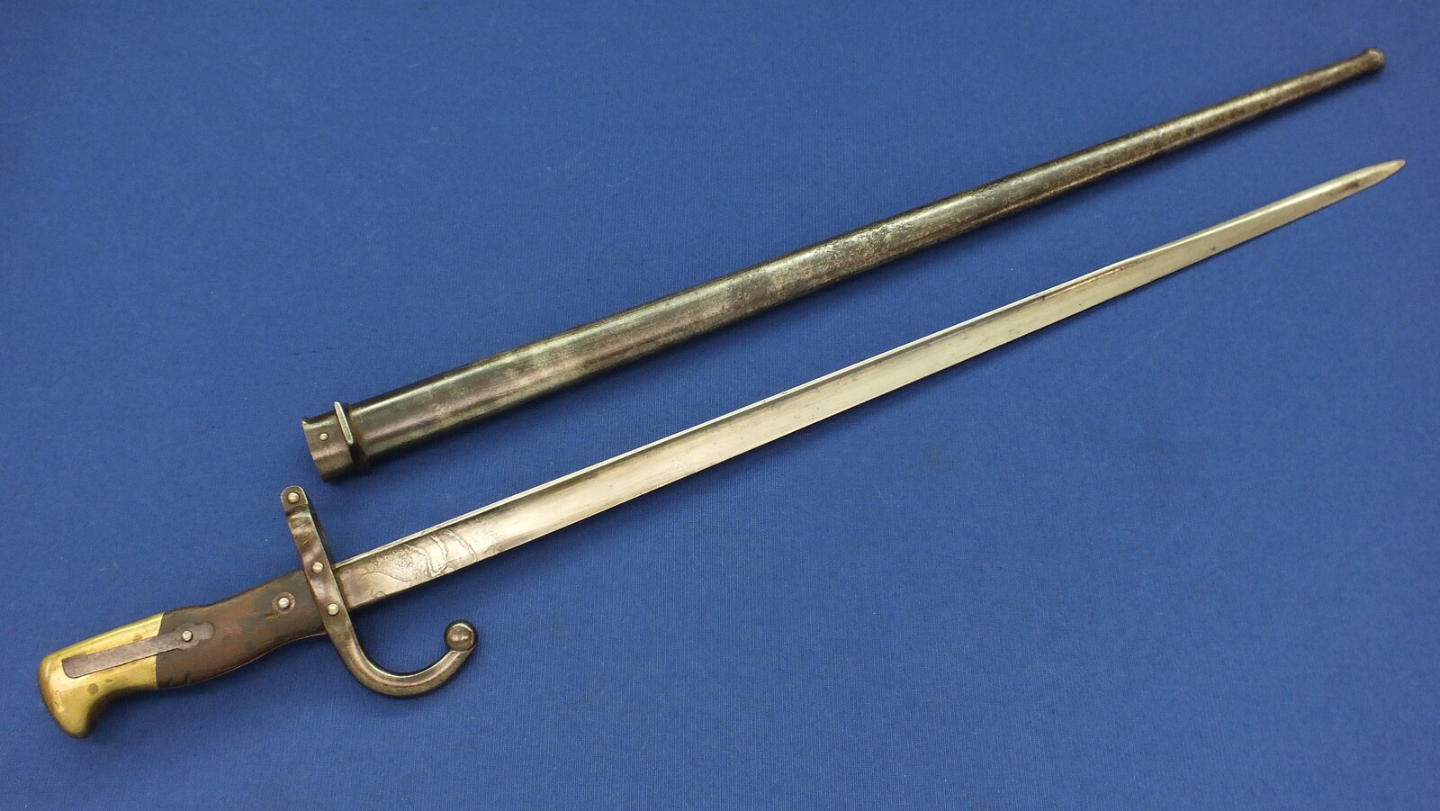 An antique French Model 1874 Gras Bayonet by L. Deny Paris 1881. SN92698, scabbard 40248. Length 66cm. In very good condition. Price 195 euro