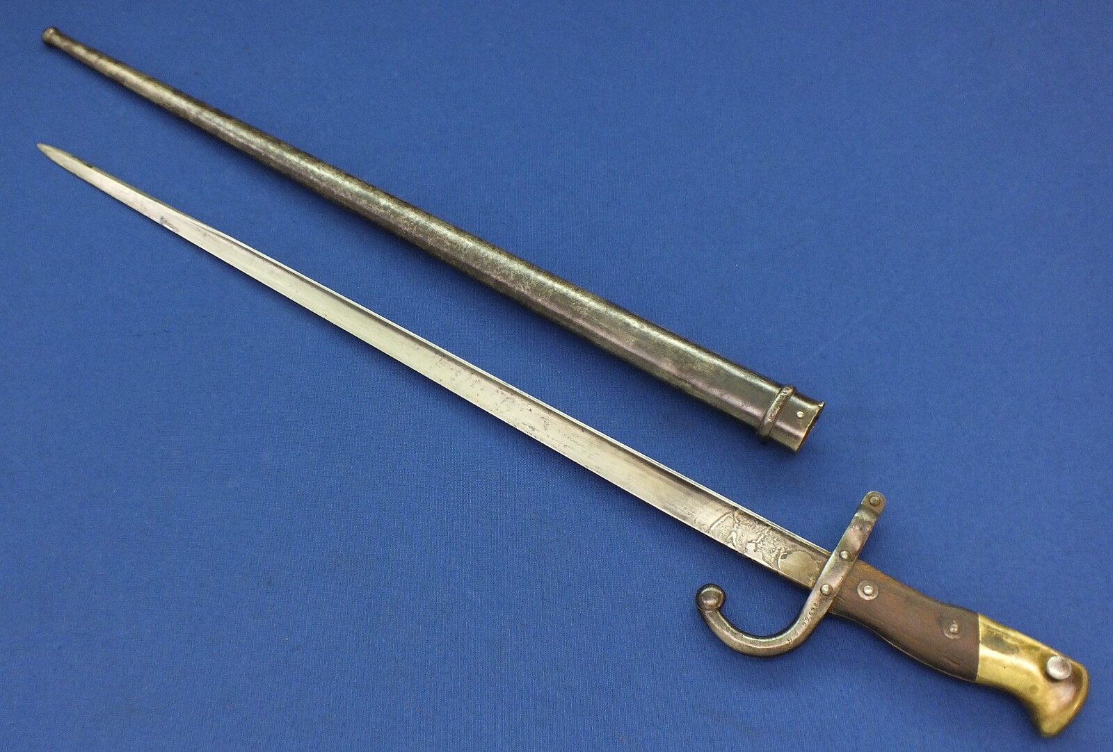 An antique French Model 1874 Gras Bayonet by L. Deny Paris 1881. SN92698, scabbard 40248. Length 66cm. In very good condition. Price 195 euro