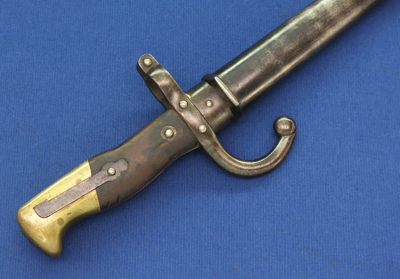 An antique French Model 1874 Gras Bayonet by L. Deny Paris 1881. SN92698, scabbard 40248. Length 66cm. In very good condition. Price 195 euro