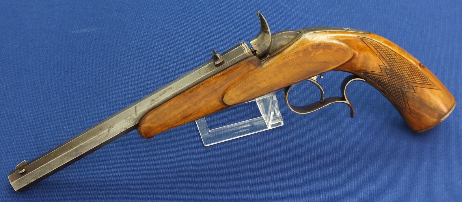 An antique German 4,5mm Target/Saloon percussion Pistol with set-trigger signed: KGL. BAYR. HOFGEWEHRFABRIK V.C. STIEGELE JUN. MÜNCHEN. 8,5 inch octagon barrel. Length 37cm. In very good condition. Price 850 euro.