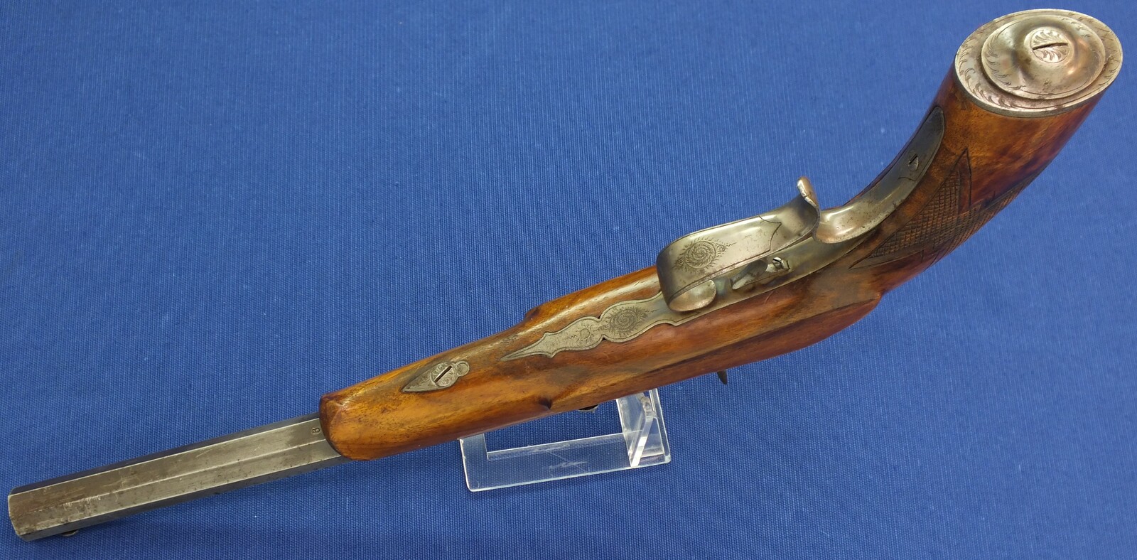 An antique German 4,5mm Target/Saloon percussion Pistol with set-trigger signed: KGL. BAYR. HOFGEWEHRFABRIK V.C. STIEGELE JUN. MÜNCHEN. 8,5 inch octagon barrel. Length 37cm. In very good condition. Price 850 euro.