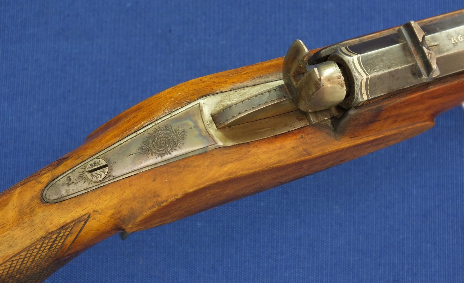 An antique German 4,5mm Target/Saloon percussion Pistol with set-trigger signed: KGL. BAYR. HOFGEWEHRFABRIK V.C. STIEGELE JUN. MÜNCHEN. 8,5 inch octagon barrel. Length 37cm. In very good condition. Price 850 euro.