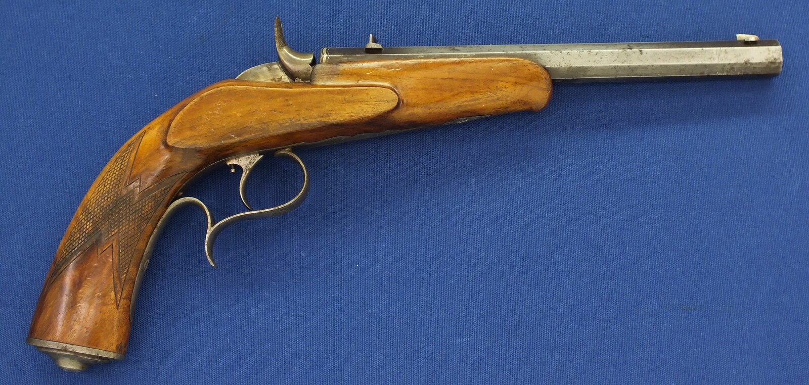 An antique German 4,5mm Target/Saloon percussion Pistol with set-trigger signed: KGL. BAYR. HOFGEWEHRFABRIK V.C. STIEGELE JUN. MÜNCHEN. 8,5 inch octagon barrel. Length 37cm. In very good condition. Price 850 euro.