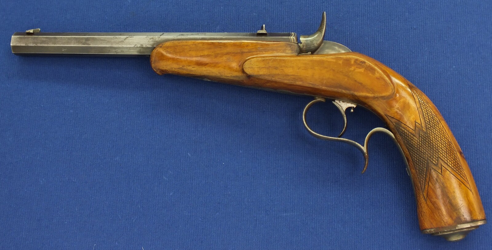An antique German 4,5mm Target/Saloon percussion Pistol with set-trigger signed: KGL. BAYR. HOFGEWEHRFABRIK V.C. STIEGELE JUN. MÜNCHEN. 8,5 inch octagon barrel. Length 37cm. In very good condition. Price 850 euro.