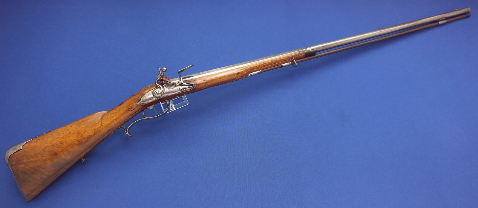 An antique German Flintlock sporting Gun circa 1690-1710 made by Hans (Johann) von der Steinweg in München. Caliber 17mm smooth. Length 145cm. In very good condition. Price 3.100 euro