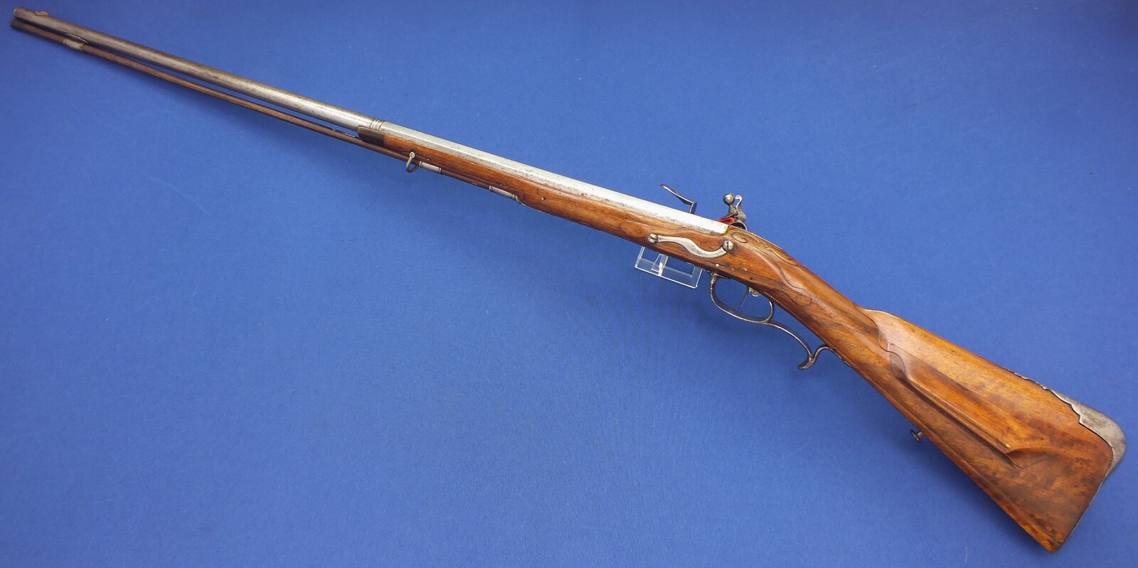 An antique German Flintlock sporting Gun circa 1690-1710 made by Hans (Johann) von der Steinweg in München. Caliber 17mm smooth. Length 145cm. In very good condition. Price 3.100 euro